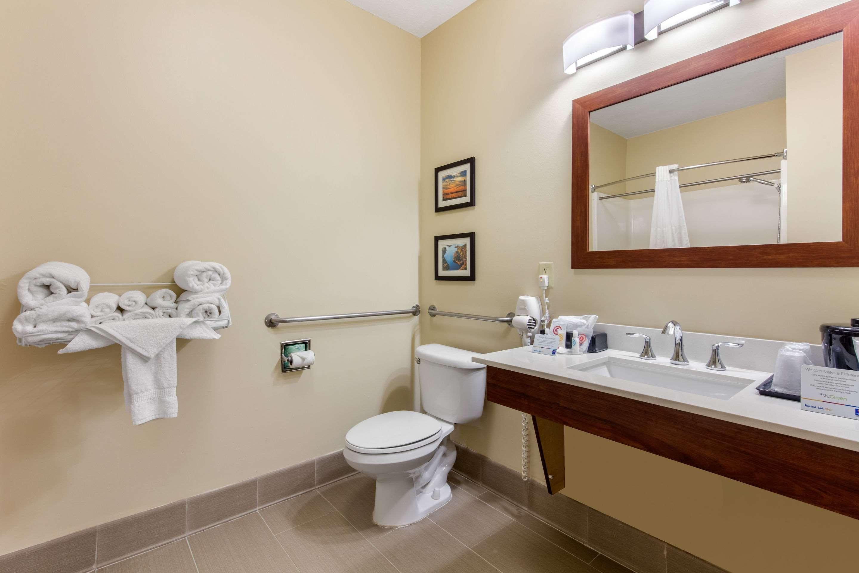 Comfort Inn & Suites Маккомб Экстерьер фото