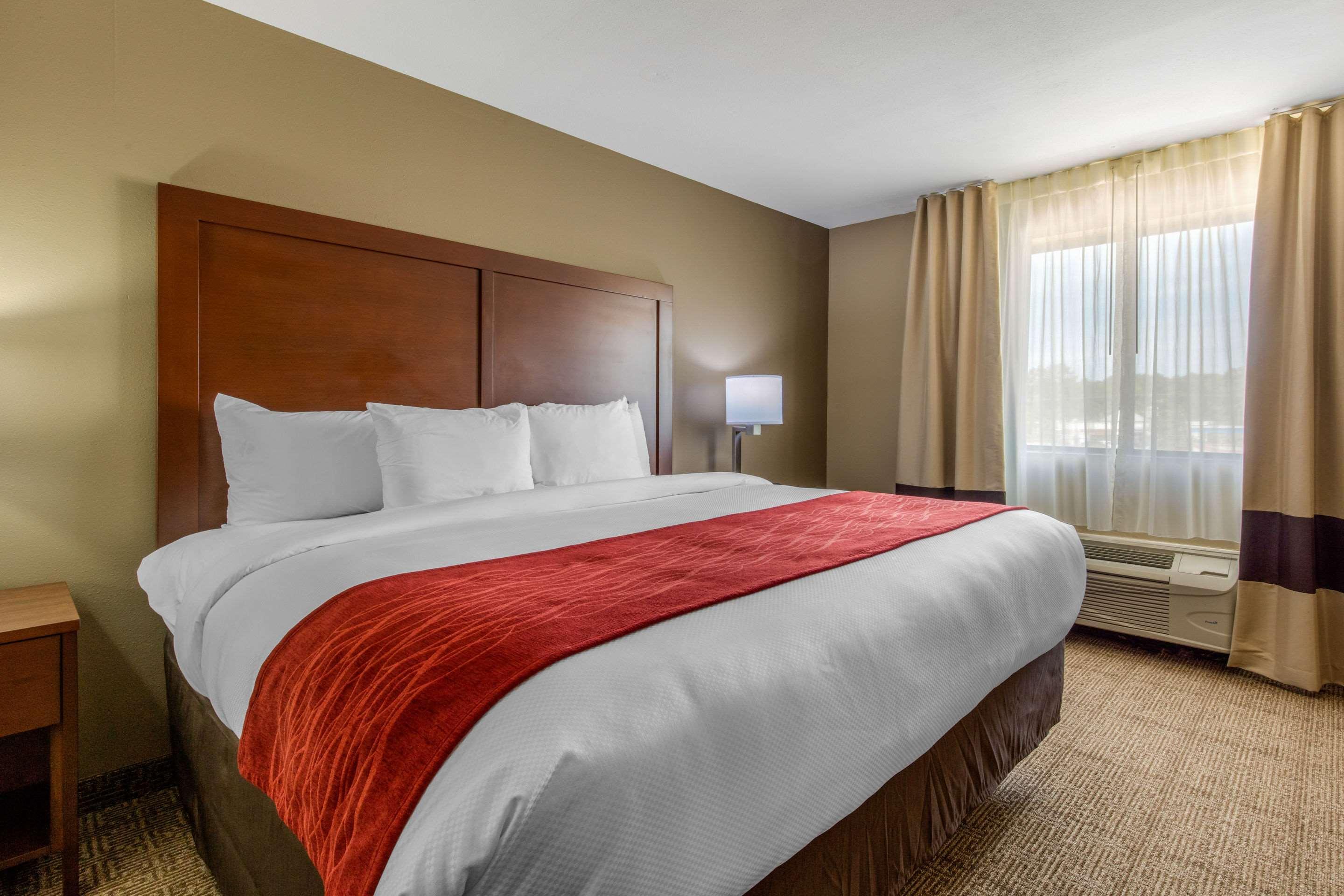 Comfort Inn & Suites Маккомб Экстерьер фото